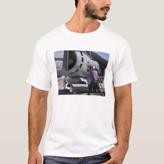 T-shirt Un technicien en carburant d'aviation fixe une con (Devant)