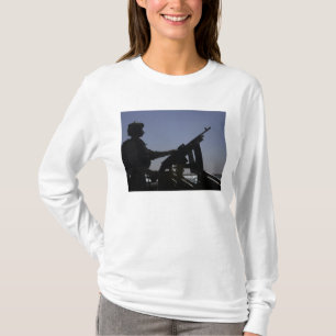 T-shirt Un technicien maniant une mitrailleuse M240 en Ira