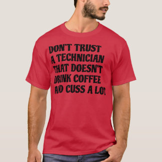 T-shirt Un Technicien Qui Boit Beaucoup De Café