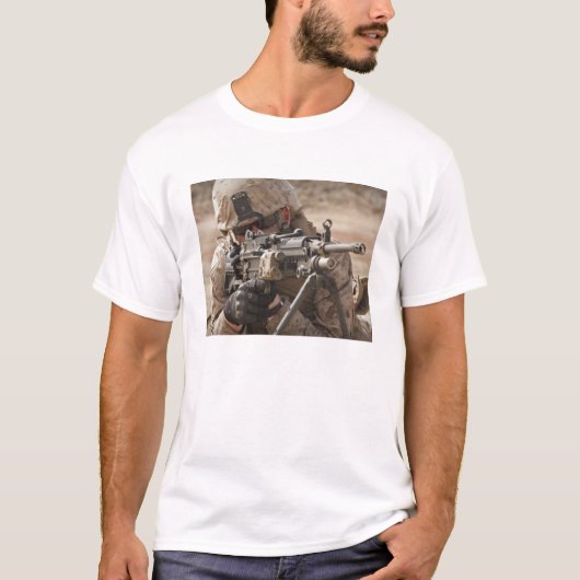 T-shirt Un tireur automatique d'arme de l'équipe fournit u (Devant)
