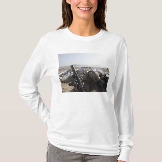 T-shirt Un US Marine tire un mortier à Salinas, Pérou (Devant)