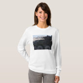 T-shirt Un véhicule blindé léger tire (Devant entier)