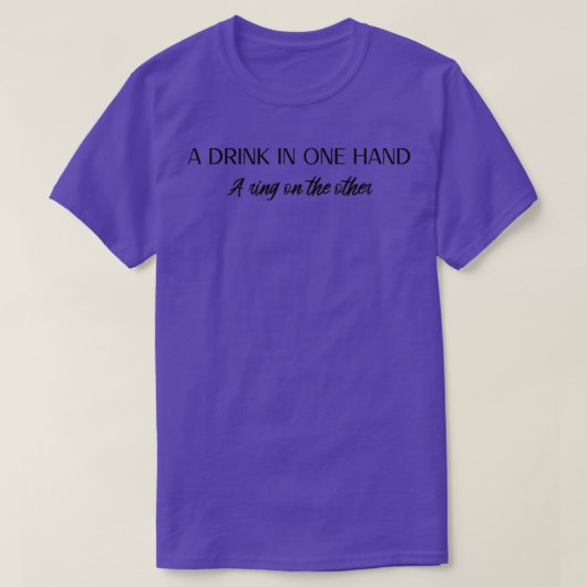T-shirt Un verre dans une main, une bague dans l'autre noi (Design devant)