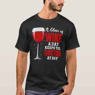 T-shirt Un verre de vin par jour tient le docteur aux éche