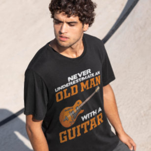 T-shirt Un Vieux Homme Avec Une Guitare Noire