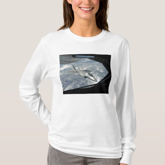 T-shirt Une banque F-22 Raptor loin d'un KC-135 (Devant)