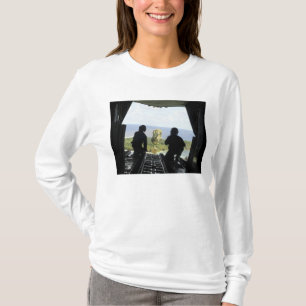 T-shirt Une boîte de biens humanitaires