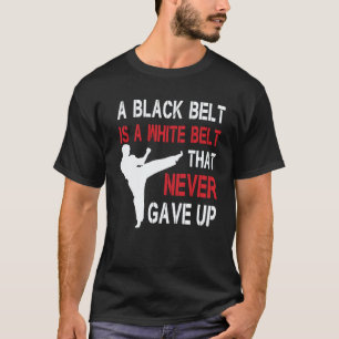 T-shirt Une Ceinture Noire Est Une Ceinture Blanche Qui N'