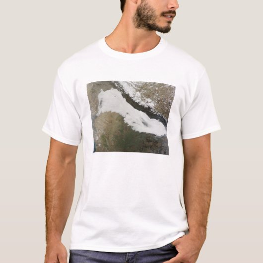 T-shirt Une épaisse rive de nuages bas (Devant)