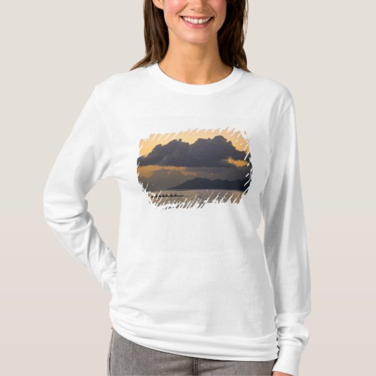 T-shirt Une équipe de canoë à balancier s'entraîne au larg (Devant)