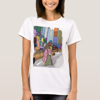 T-shirt Une femme marche dans une rue animée bordée de la 