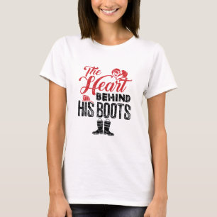 T-shirt Une femme pompière dans le coeur derrière ses bott