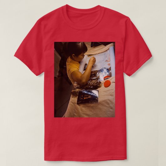 T-shirt Une Femme Se Concentrant Sur Le Graphique De Tirag (Design devant)