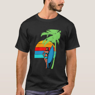 T-shirt une fille à côté d'un palmier sur la plage