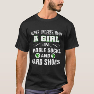 T-shirt Une Fille En Chaussettes De Poodle Et Chaussures D
