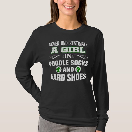 T-shirt Une Fille En Chaussettes De Poodle Et Chaussures D (Devant)