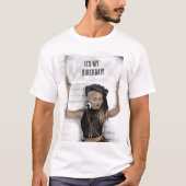 T-shirt Une fille noire tenant un panneau (Devant)