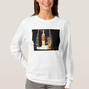 T-shirt Une fusée Delta IV Lourde se lève