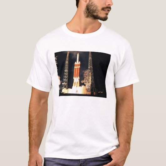 T-shirt Une fusée Delta IV Lourde se lève (Devant)