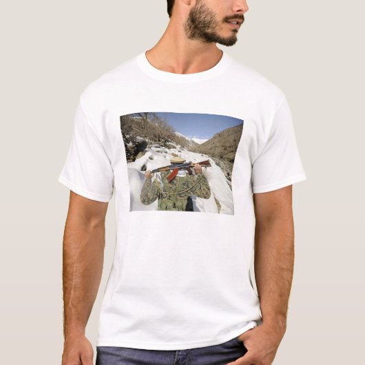 T-shirt Une garde de Mujahadeen marche avec un militaire a (Devant)