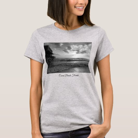 T-shirt Une Glorieuse Plage Matin En Niveaux De Gris T-Shi (Devant)