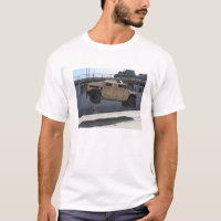 Une grue monte un M998 Humvee