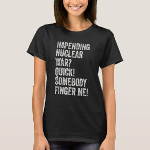 T-shirt Une guerre nucléaire imminente, quelqu'un me doigt