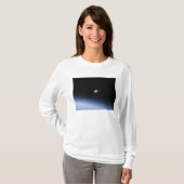 T-shirt Une lune géante visible au-dessus de l'atmosphère  (Devant entier)
