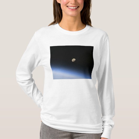T-shirt Une lune géante visible au-dessus de l'atmosphère  (Devant)