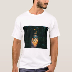 T-shirt Une main tenant une bouteille de lumière dans la n