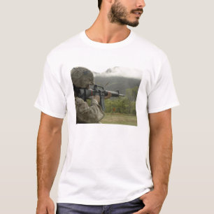 T-shirt Une marine conduit des exercices