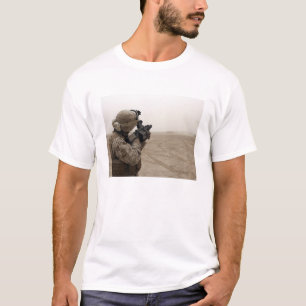 T-shirt Une marine met le feu au M-32