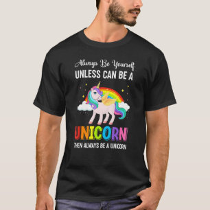 T-shirt Une mignonne licorne arc-en-ciel aux nuages dit Ra