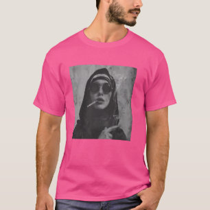 T-shirt Une nonne chaude fume la cigarette, Une nonne rebe