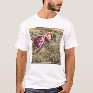 T-shirt Une paire de lunettes de soleil à la mode sur la