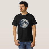 T-shirt Une peinture de la lune dans l'espace (Devant entier)