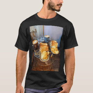 T-shirt Une petite pêche dans une grande tasse de café de