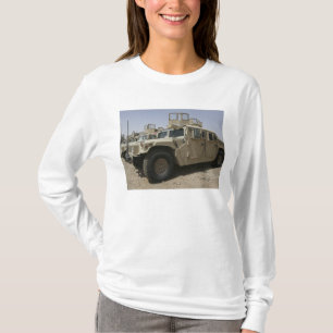 T-shirt Une rangée des humvees des militaires Polic de