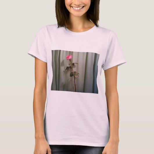 T-shirt Une rose rose unique (Devant)