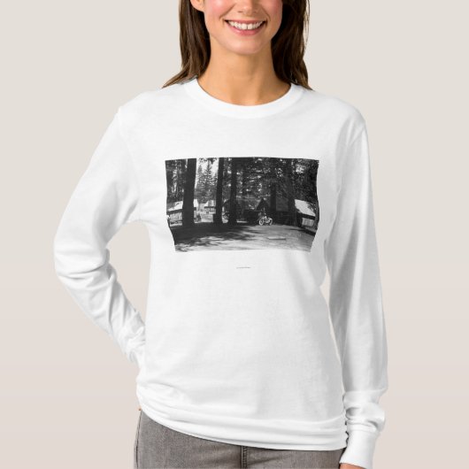 T-shirt Une scène de terrain de camping (Devant)