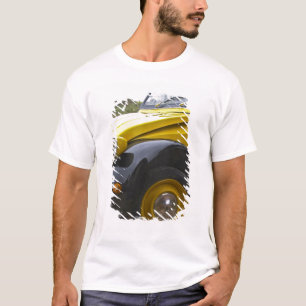 T-shirt Une vieille Citroen 2CV 2 CV noire et jaune,