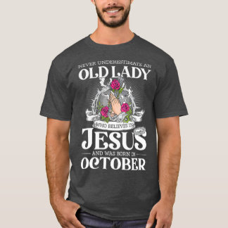 T-shirt Une Vieille Dame Qui Croit En Jésus Et Est Née