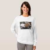 T-shirt Une voiture classique Studebaker Silver Hawk garée (Devant entier)