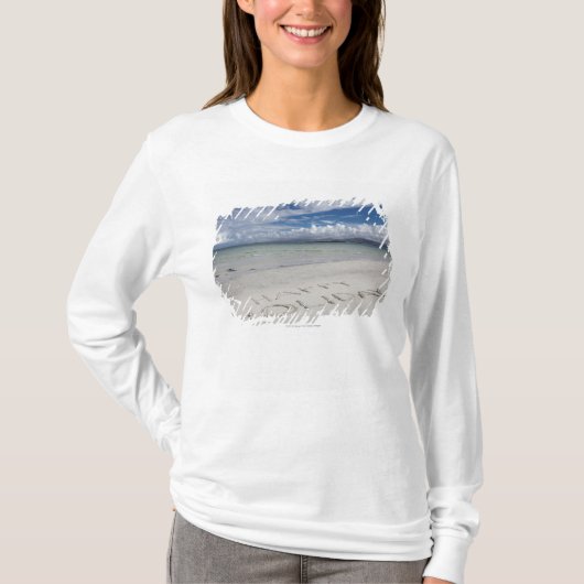 T-shirt Vacances heureuses écrites sur la plage (Devant)