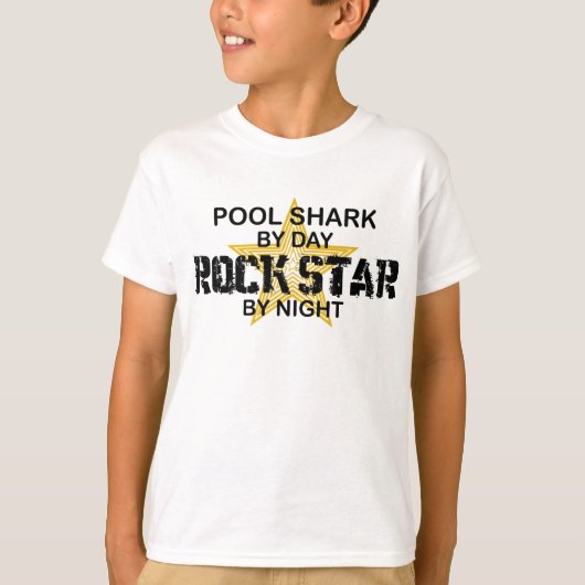T-shirt Vedette du rock de requin de piscine par nuit (Devant)