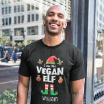 T-shirt Vegan elf famille correspondant nom de la tenue de<br><div class="desc">Découvrez l'esprit des vacances avec ce t-shirt elfe végétalien amusant qui fait partie d'une collection d'elfe de famille assortie contenant des cadeaux pour tout membre de la famille. Parfait pour toute réunion de famille de Noël, ou comme une famille en pyjama assorti, ce t-shirt est doté d'un casquette elfe et...</div>