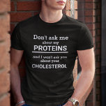 T-shirt Vegan ne me questionne pas sur ma protéine personn<br><div class="desc">Ce t-shirt amusant minimaliste,  avec le libellé personnalisable "Ne me demandez pas mes protéines et je ne vous demanderai pas votre cholestérol" en lettres blanches sur un arrière - plan noir,  est le cadeau parfait pour chaque végétalien.</div>