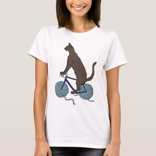 T-shirt Vélo d'équitation de chat avec des roues de boule (Devant)