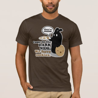 T-shirt Venez au côté en noir. Nous prenons des biscuits.