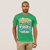 T-shirt vert rétro groovy « Good Things Are Coming (Devant entier)